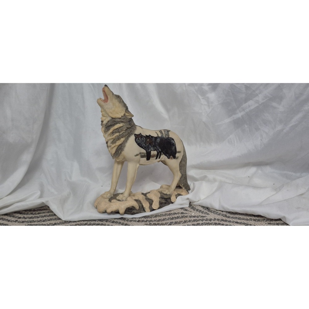 Vintage Howling Wolf Figurine Resin Statue | Cabin Lodge Décor